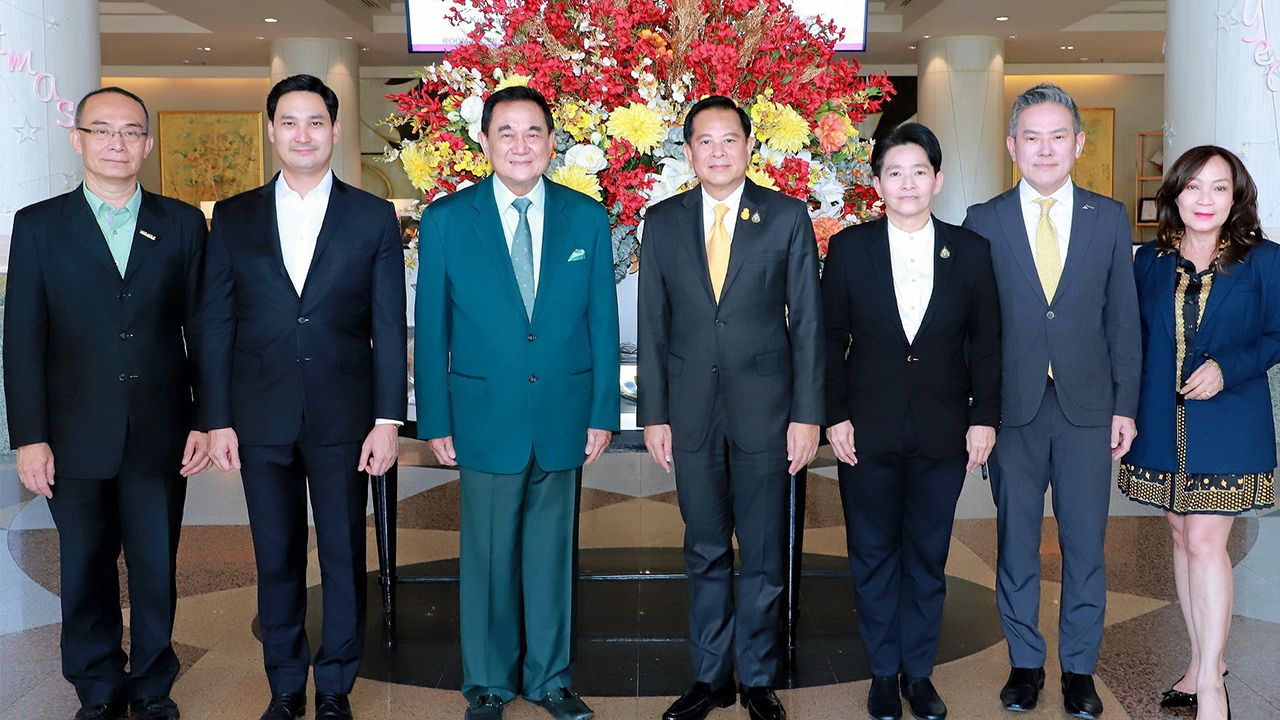 ลดฝุ่น - พีระพันธุ์ สาลีรัฐวิภาค รมว.พลังงาน แถลงข่าวความร่วมมือเพื่อลดปริมาณฝุ่นละอองขนาดเล็ก PM 2.5 จากยานยนต์ โดยมี อรพินทร์ เพชรทัต, เริงชัย คงทอง, ดร.อัศวิน อิงคะกุล, อนัคพล อิงคะกุล และ เทอดศักดิ์ ปวิธพาณิชย์ มาร่วมงานด้วย ที่โรงแรมมิราเคิล แกรนด์ วันก่อน.