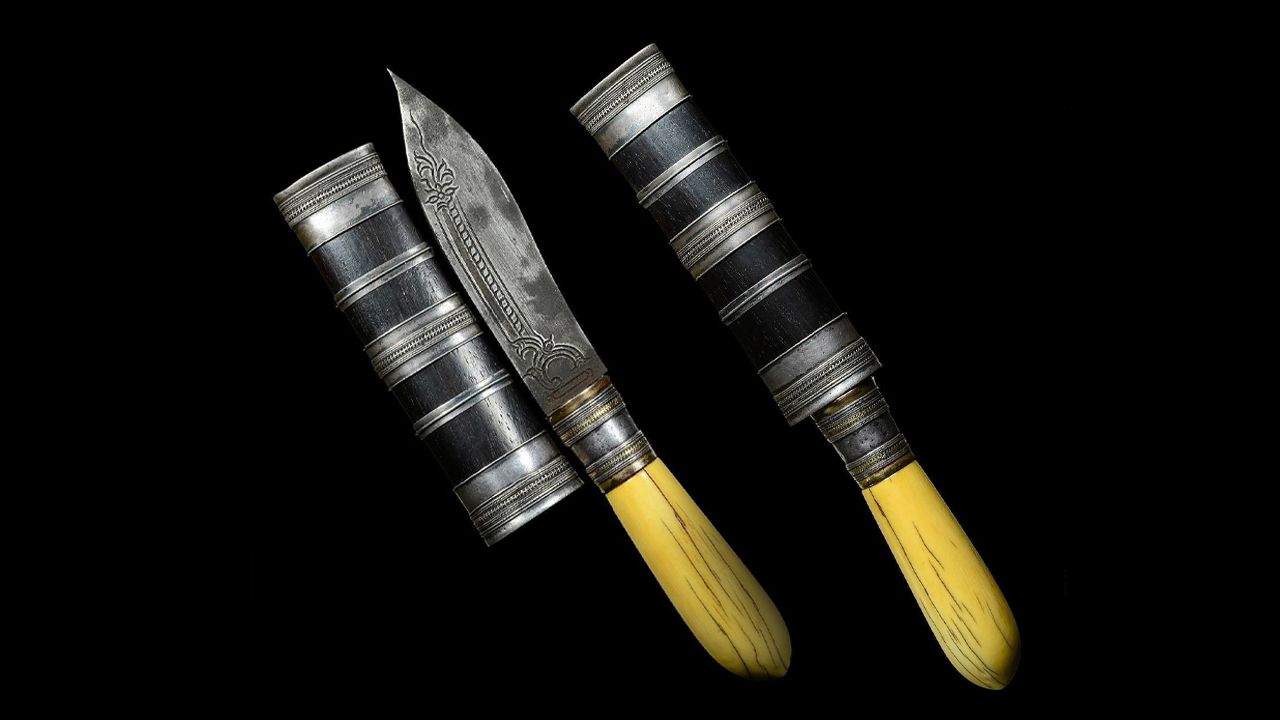 มีดหมอ เทพศาสตรา ขนาด ๕ นิ้ว ทรงดั้งปลาหมอลงจารอักขระ หลวงพ่อเดิม วัดหนองโพ ของโทน ทองพระเครื่อง.