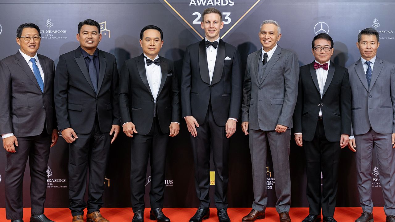 ให้รางวัล - อดัม ซัทคลิฟฟ์ จัดงานมอบรางวัล “Dot Property Southeast Asia Awards” ประจำปี 2023 ให้บริษัทผู้พัฒนาอสังหาริมทรัพย์มีผลงานโดดเด่น โดยมี วีรพันธ์ วิพันธ์พงษ์, อรรถสิทธิ์ อินทรชูติ, ปรีชาพล แซ่ติ้ว และ นที พานิชชีวะ มารับรางวัลด้วย ที่โรงแรมโฟร์ซีซั่นส์ วันก่อน.