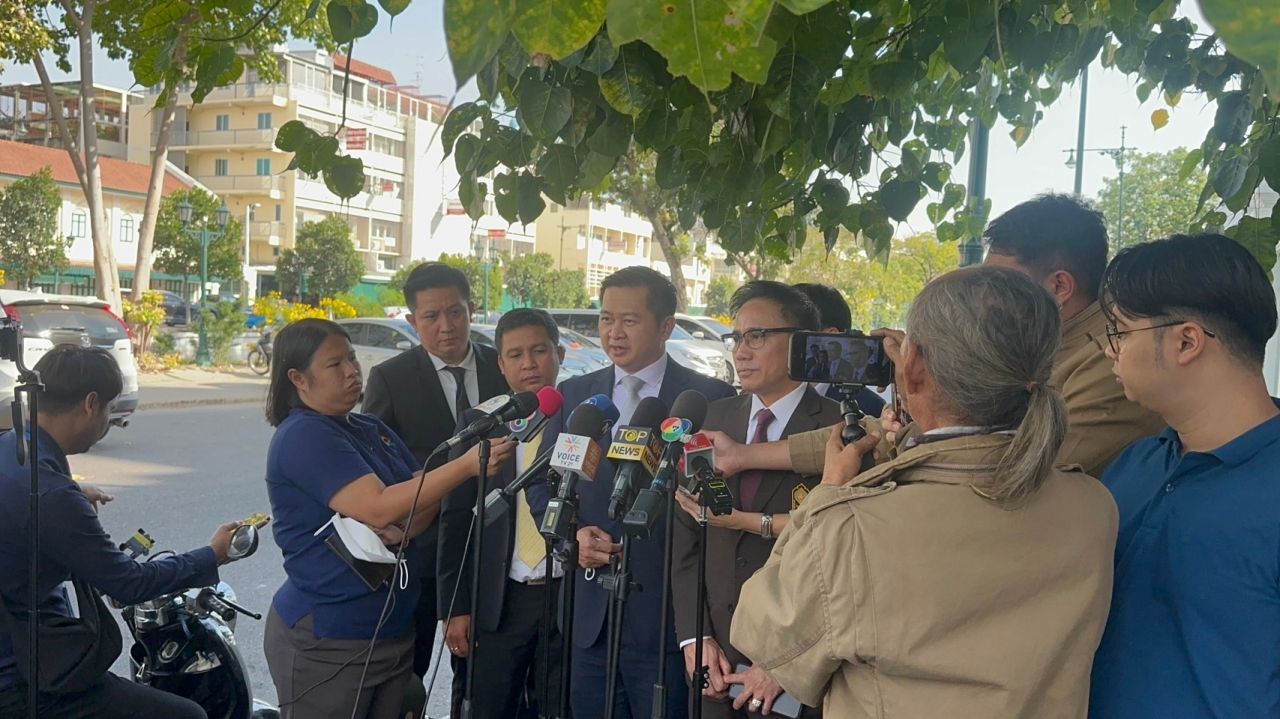 นรวิชญ์ หล้าแหล่ง และวิญญัติ ชาติมนตรี ทนายฝ่ายยิ่งลักษณ์