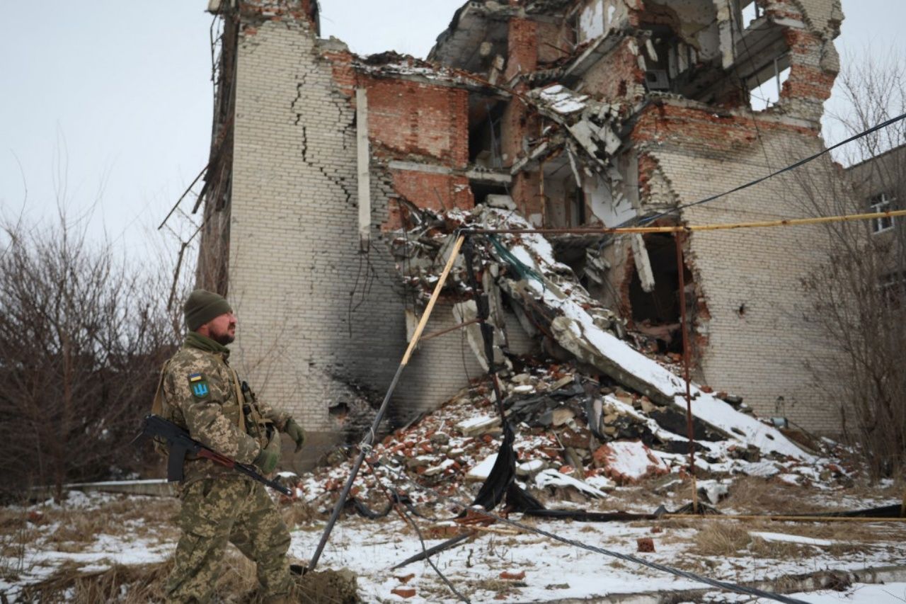 สภาพความเสียหายของอาคารบ้านเรือนในเมืองมารินกา เมืองสำคัญทางภาคตะวันออกของยูเครน ซึ่งรมว.กลาโหมรัสเซียอ้างเมิ้อ 26 ธ.ค.2566ว่าทหารรัสเซียสามารถยึดเมืองมารินกาได้แล้ว