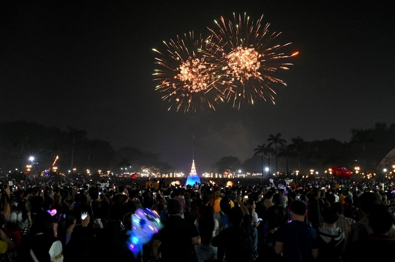 บรรยากาศการฉลองปีใหม่ที่ สวนสาธารณะ ไรซาล กรุงมะนิลา ฟิลิปปินส์