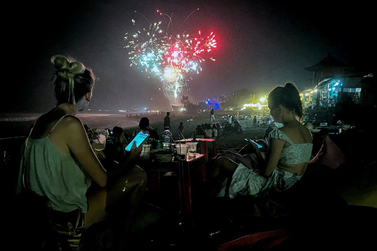 นักท่องเที่ยวชมดอกไม้ไฟฉลองปีใหม่ที่หาดบนเกาะบาหลี อินโดนีเซีย