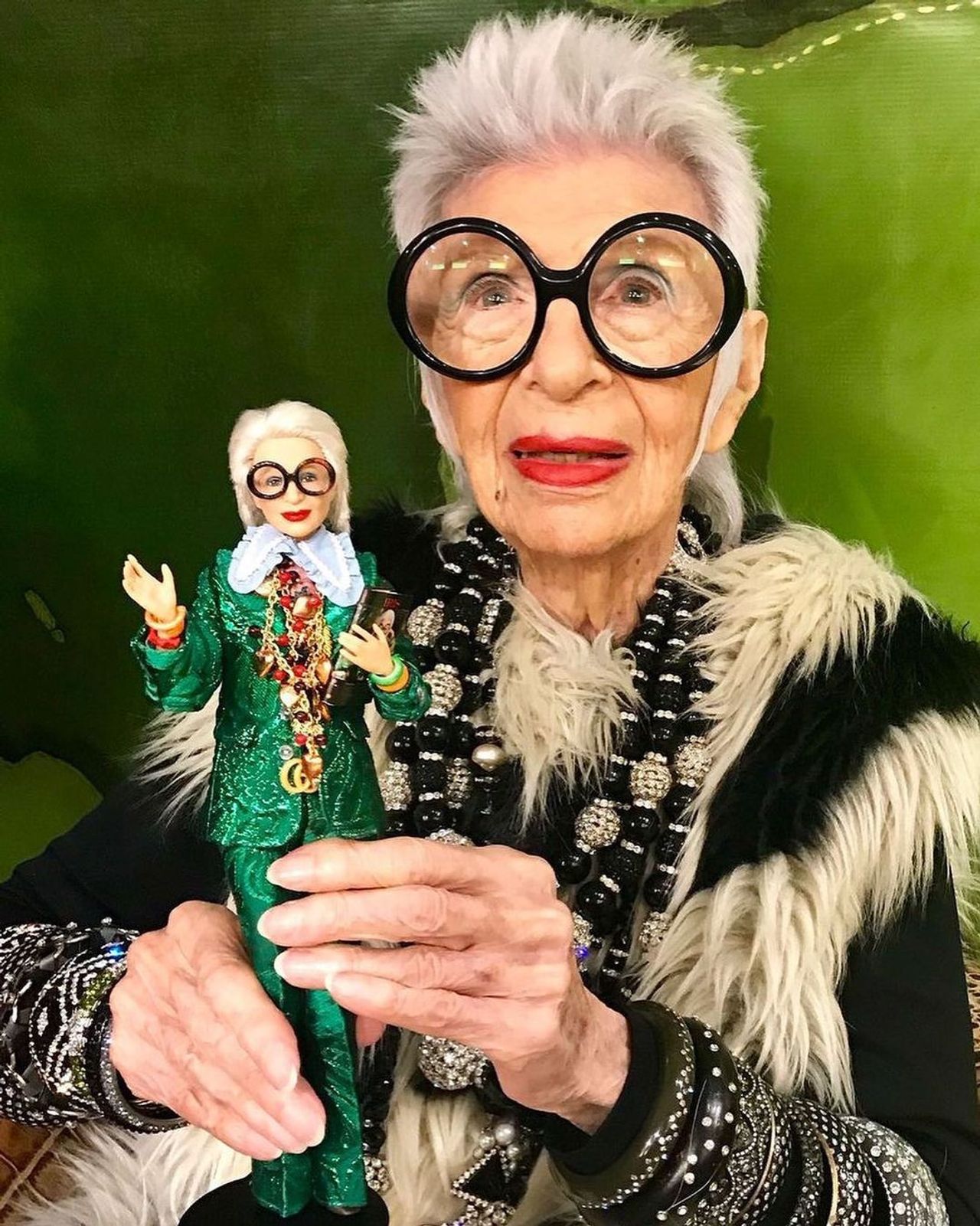 ในช่วงปลายปี 2018 แมทเทลได้ปล่อยตุ๊กตาบาร์บี้ “Styled By Iris Apfel” ออกมาจำหน่ายทั่วไปให้สะสมอีกสองรุ่น (ภาพจากไอจี Iris Apfel)