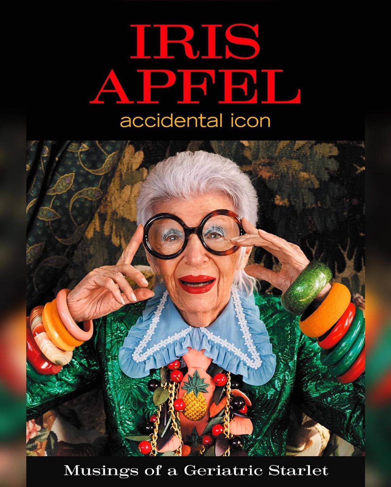 เธอเขียนหนังสือของตนเองชื่อ “Iris Apfel: Accidental Icon” ในปี 2018 (ภาพจากไอจี Iris Apfel)