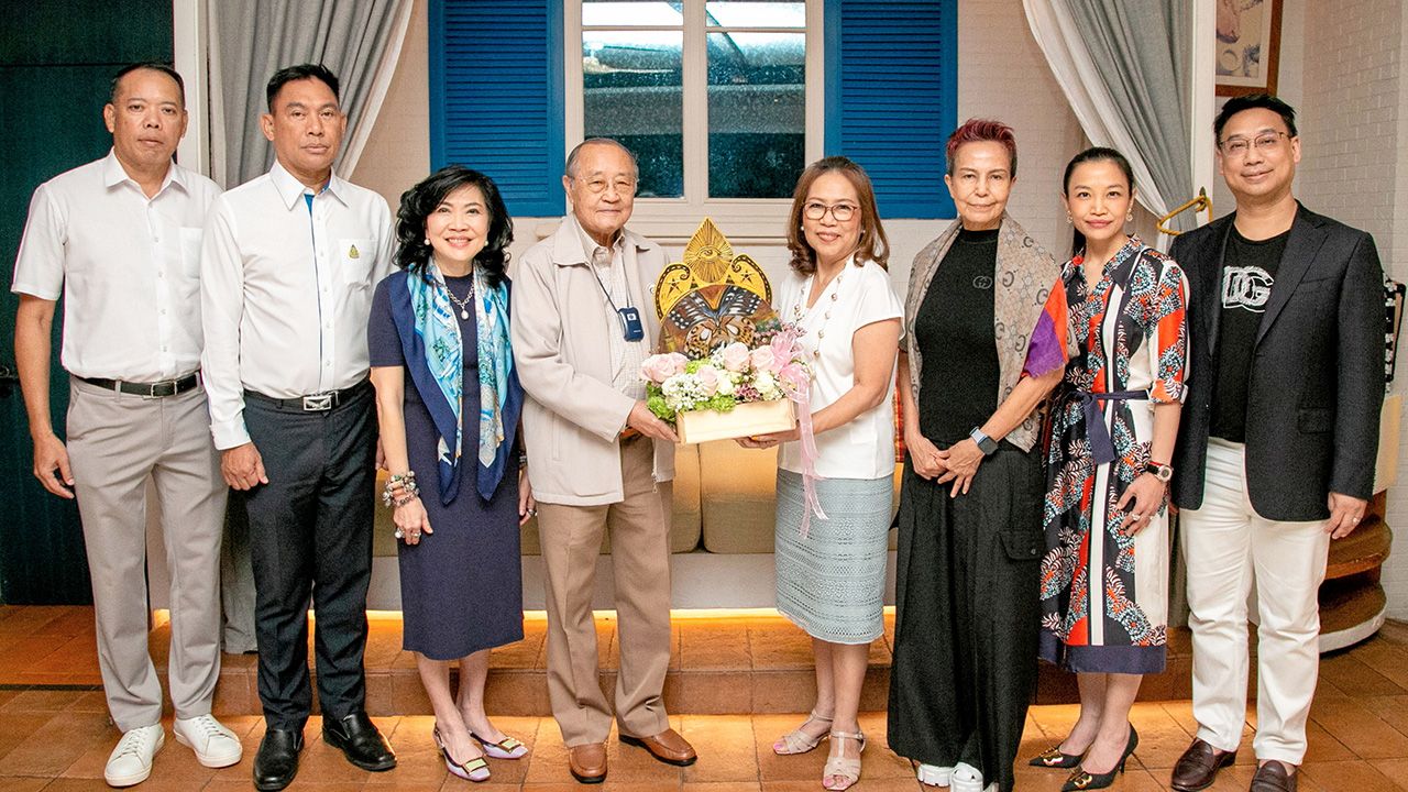 อวยพรให้ - ดร.สุเมธ ตันติเวชกุล เลขาธิการมูลนิธิชัยพัฒนา มอบดอกไม้อวยพรวันเกิดให้ ภากมล รัตตเสรี โดยมี พล.อ.อรรถนพ ลาภชุ่มศรี, สุพัตรา จิราธิวัฒน์, พรรณี จารุสมบัติ, อลิสา อินทเสนี และ ทยา ปิณฑะแพทย์ มาร่วมงานด้วย ที่โรงแรมเซ็นทาราแกรนด์ เซ็นทรัลเวิลด์ วันก่อน.