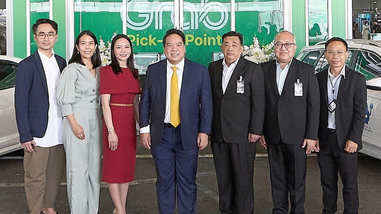 เรียกแกร็บ  -  ดร.กีรติ กิจมานะวัฒน์ และ เมธิณี อนวัชกุล เปิด “ศูนยบริการ Grab” เพื่อเป็นจุดรับ-ส่งนักท่องเที่ยวและผู้โดยสารใช้บริการรถรับจ้างสาธารณะผ่านแอปพลิเคชัน Grab โดยมี สุวิทัต วงศ์วิเชียร และ ญานิชชณัฏฐ์ เฉลิมเตียรณ มาร่วมงานด้วย ที่ท่าอากาศยานสุวรรณภูมิ วันก่อน.