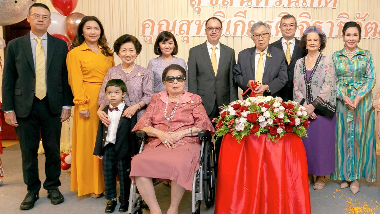 เบิร์ธเดย์  -  คุณหญิงสุจิตรา มงคลกิติ และ รัตนา นรพัลลภ จัดงานเลี้ยงฉลองวันเกิดให้น้องชายสุดรัก สุทธิเกียรติ จิราธิวัฒน์ โดยมี แมรี่ จิราธิวัฒน์, อาภัสรา หงสกุล, ธีระเดช จิราธิวัฒน์ และ ธีระยุทธ จิราธิวัฒน์ มาร่วมอวยพรด้วย ที่โรงแรมเซ็นทาราแกรนด์ เซ็นทรัลเวิลด์ วันก่อน.