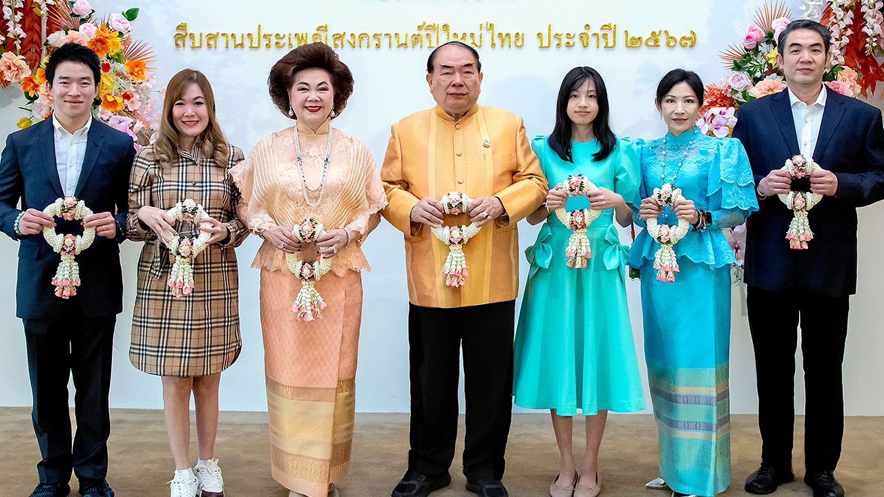 รดน้ำขอพร  -  ดร.วรวิทย์–ดร.พัชรา วีรบวรพงศ์ จัดพิธีรดน้ำขอพรเสริมสิริมงคล ในโอกาสเทศกาลสงกรานต์ โดยมี ศุภชัย–จินต์จุฑา วีรบวรพงศ์, พัชราวดี วีรบวรพงศ์, วัลลภ กมลวิศิษฎ์ และ ศุภภัสสร์ วีรบวรพงศ์ มาร่วมในพิธีด้วย ที่โรงแรมเดอะ เบอร์เคลีย์ ประตูน้ำ วันก่อน.