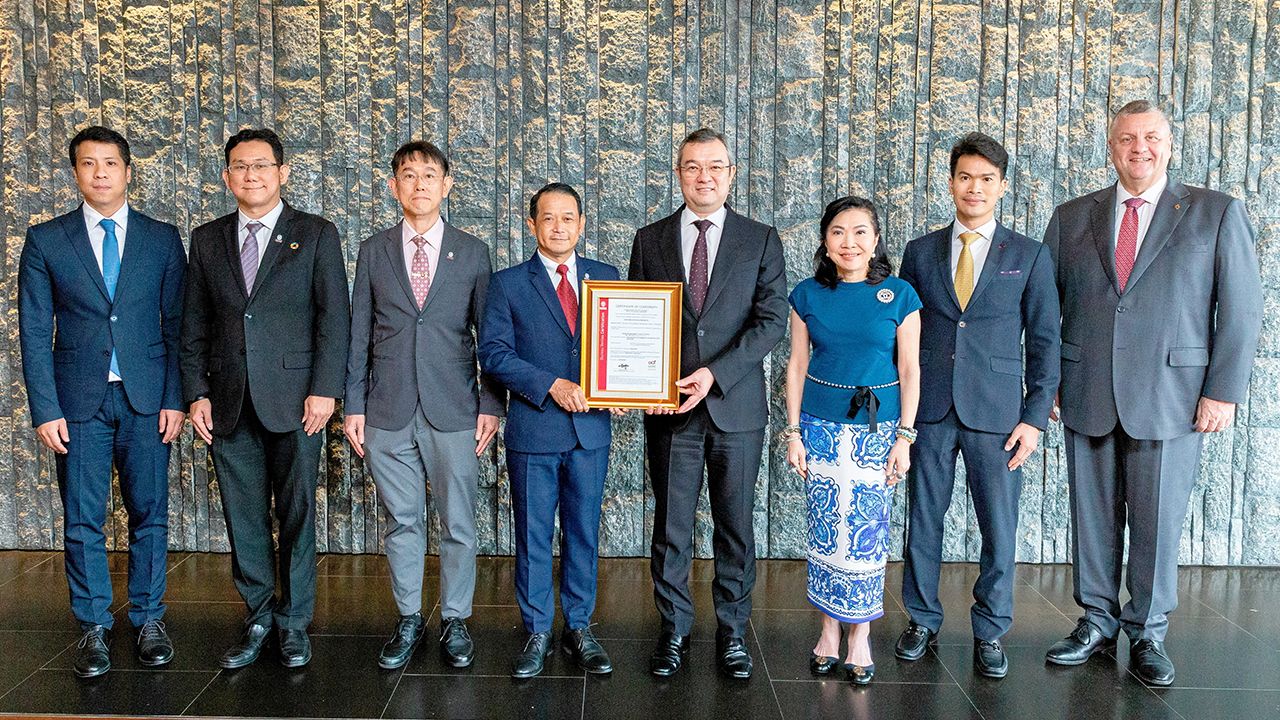 มีมาตรฐาน  -  ธีระยุทธ จิราธิวัฒน์ และ สุพัตรา จิราธิวัฒน์ รับมอบใบรับรองมาตรฐานการท่องเที่ยวอย่างยั่งยืน จาก ดร.วิชิต โสภิตานนท์รัตน์ ในฐานะดําเนินธุรกิจอย่างรับผิดชอบด้านสิ่งแวดล้อม โดยมี กันย์ ศรีสมพงษ์ มาร่วมในพิธีด้วย ที่โรงแรมเซ็นทาราแกรนด์ เซ็นทรัลเวิลด์ วันก่อน.