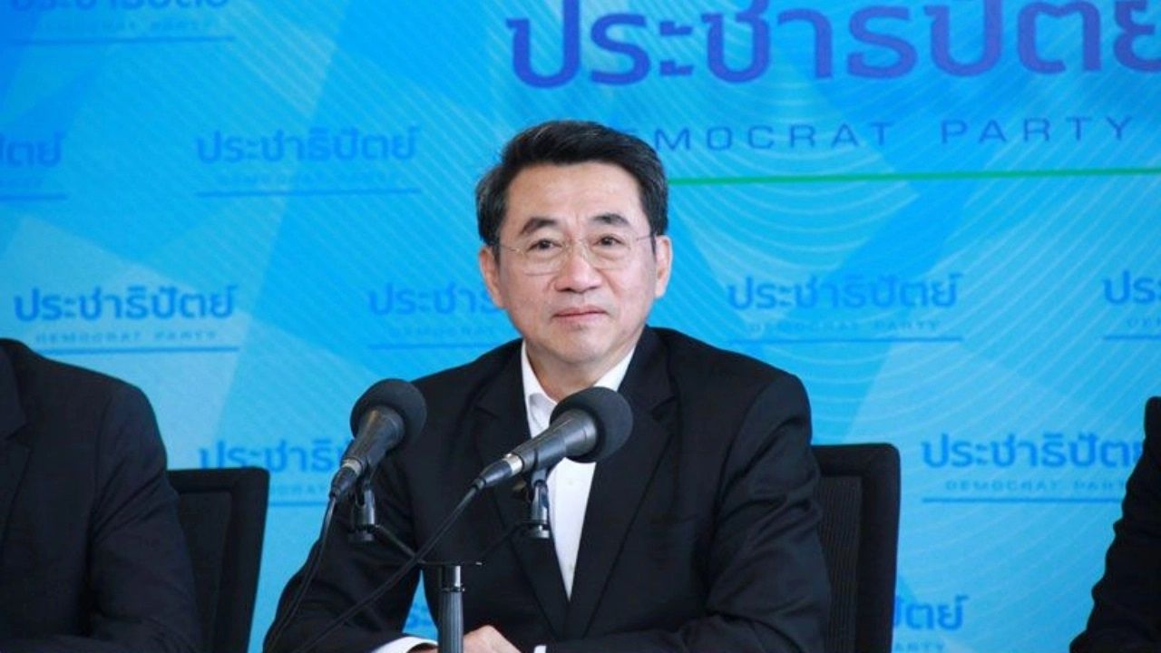 นายธนา ชีรวินิจ โฆษกประจำตัวหัวหน้าพรรคประชาธิปัตย์