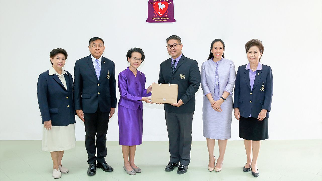 ให้กำลังใจ ศรีล สุขุม และ ทิพธิดา สุขุม เป็นผู้แทนบริษัทบุญรอดบริวเวอรี่ มอบของขวัญและสิ่งของจำเป็น เพื่อเป็นขวัญกำลังใจแก่ทหารและตำรวจบาดเจ็บจากการปฏิบัติหน้าที่ เนื่องในวันสายใจไทย โดยมี ม.ล.ประทิ่นทิพย์ นาครทรรพ เป็นผู้รับมอบ ที่มูลนิธิสายใจไทย วันก่อน.