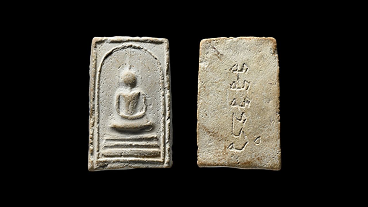 พระสมเด็จอรหัง พิมพ์สังฆาฏิ สมเด็จพระสังฆราชญาณสังวร (สุก ไก่เถื่อน) วัดมหาธาตุ ของ พรรค คูวิบูลย์ศิลป์.