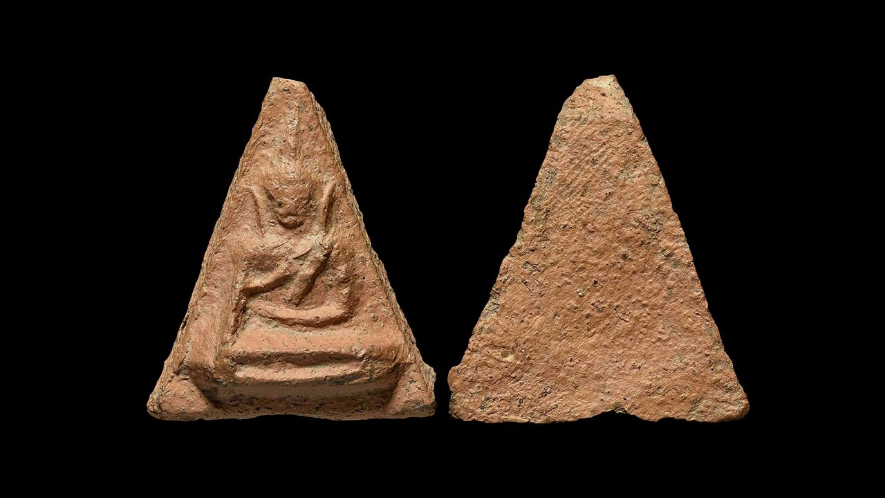 พระนางพญา พิมพ์ใหญ่ (มีหู) กรุโรงทอ ของ ยู มรดกไทย.