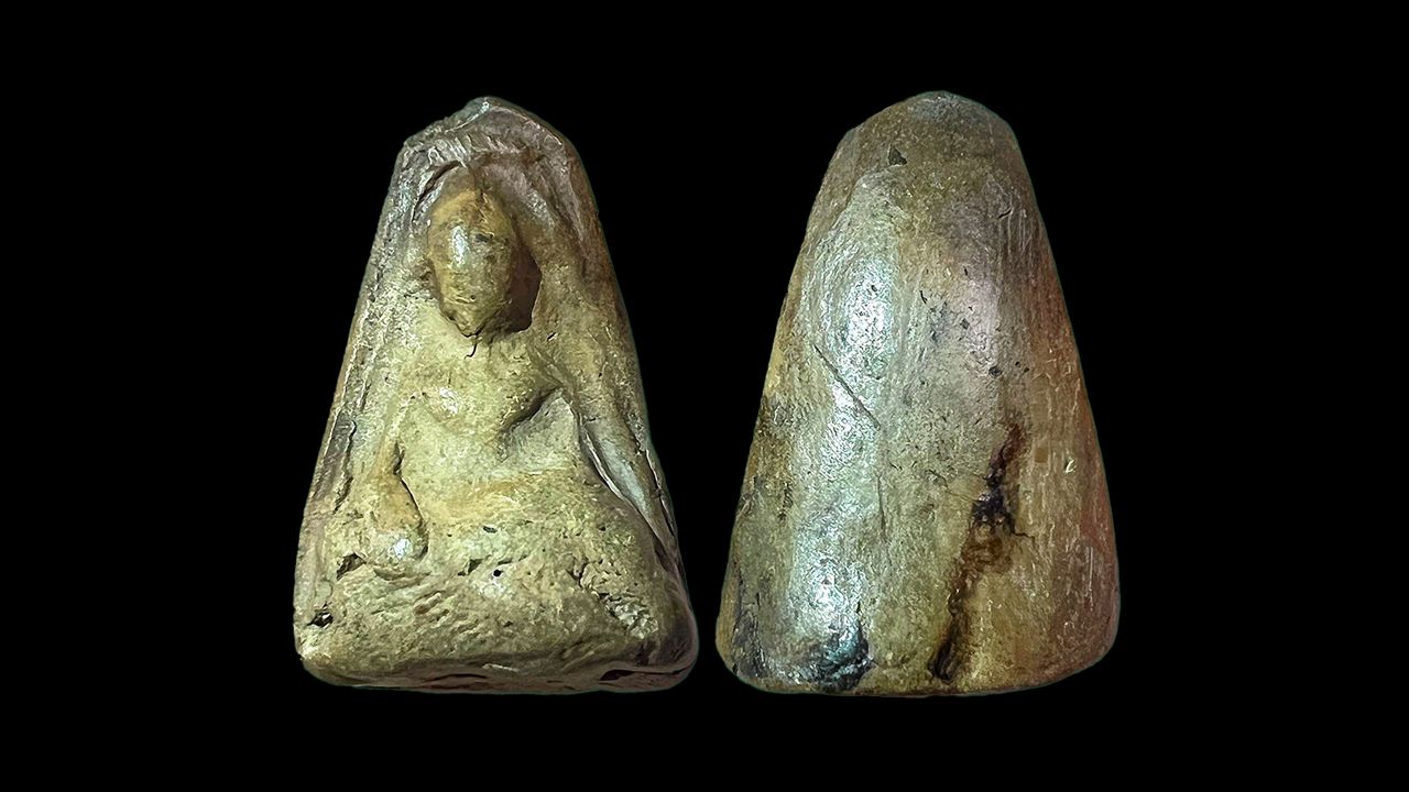 พระพิมพ์ท่ากระดาน เนื้อดินเผา หลวงพ่อโหน่ง วัดอัมพวัน ของ เทวัญ ฉวางวงศานุกูล.