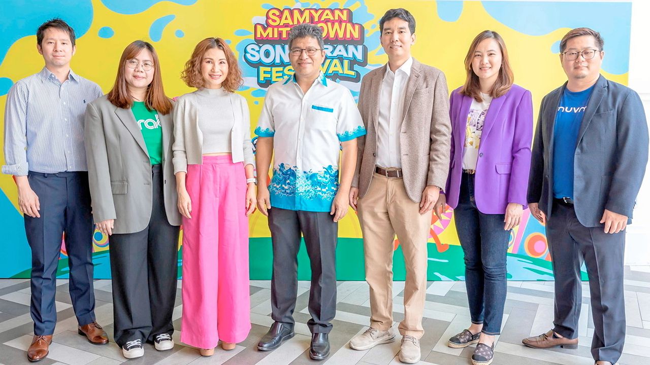 เล่นสนุก  -  จารุวรรณ งาพานิชวัฒน์ และ วิษณุ ศรีทะวงศ์ เปิดแคมเปญ “SAMYAN MITRTOWN SONGKRAN 2024 สถานีสาดความสนุก” เชิญชวนเล่นสงกรานต์วิถีไทย สนุก ปลอดภัย โดยมี ดิศนิติ โตวิวัฒน์ และ จณัญญา วิจิตรยุทธศาสตร์ มาร่วมงานด้วย ที่สามย่านมิตรทาวน์ วันก่อน.