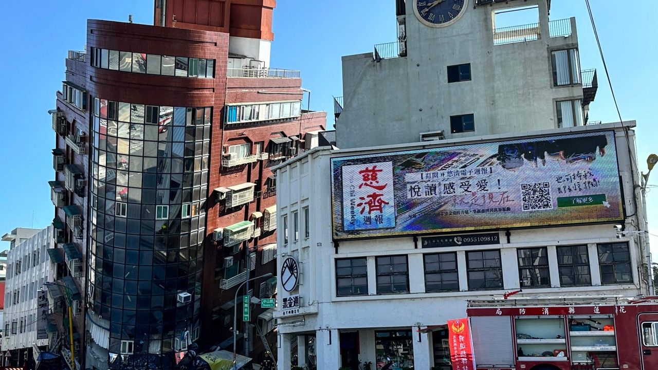 ตึกสูงที่เมืองฮวาเหลียนเอียง หลังเกิดแผ่นดินไหวเขย่าไต้หวัน ห่างจากเมืองฮวาเหลียน ไปทางใต้เพียง 18 กิโลเมตร เมื่อเช้าวันที่ 3 เมษายน 2567