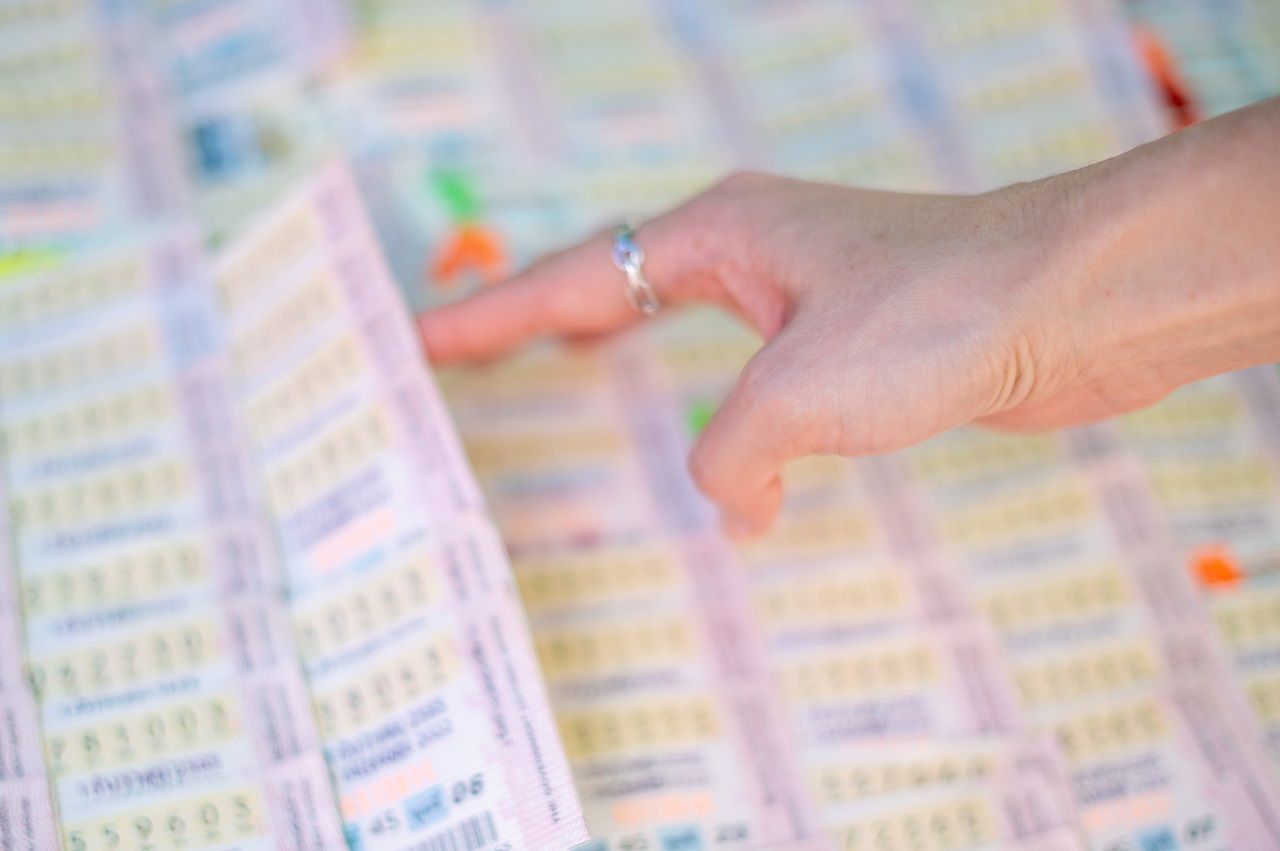 การซื้อหวยคือความหวังทุกต้นเดือนและกลางเดือนของคนไทยหลายคนว่าตนเองจะมีโชคถูกหวยกับเขาบ้าง ภาพจาก iStock