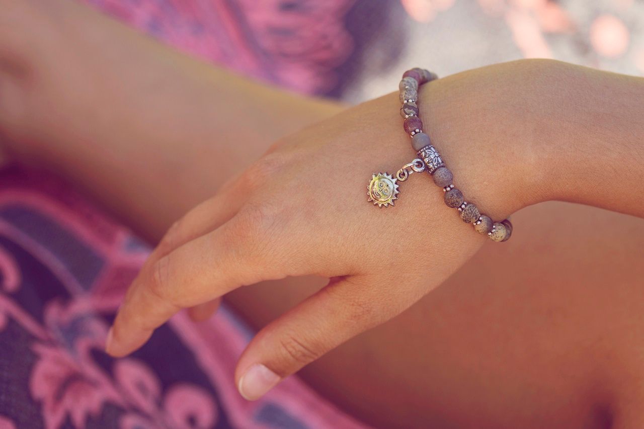 เครื่องประดับสายมูชิ้นเล็กๆ เป็นการมูแบบไม่ตะโกนที่ถูกใจชาว Gen Z ภาพจาก iStock