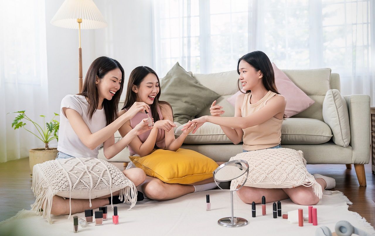 เครื่องสำอางสีมงคลเสริมความมูมักจะได้รับความนิยมในกลุ่มวัยรุ่น Gen Z ภาพจาก iStock