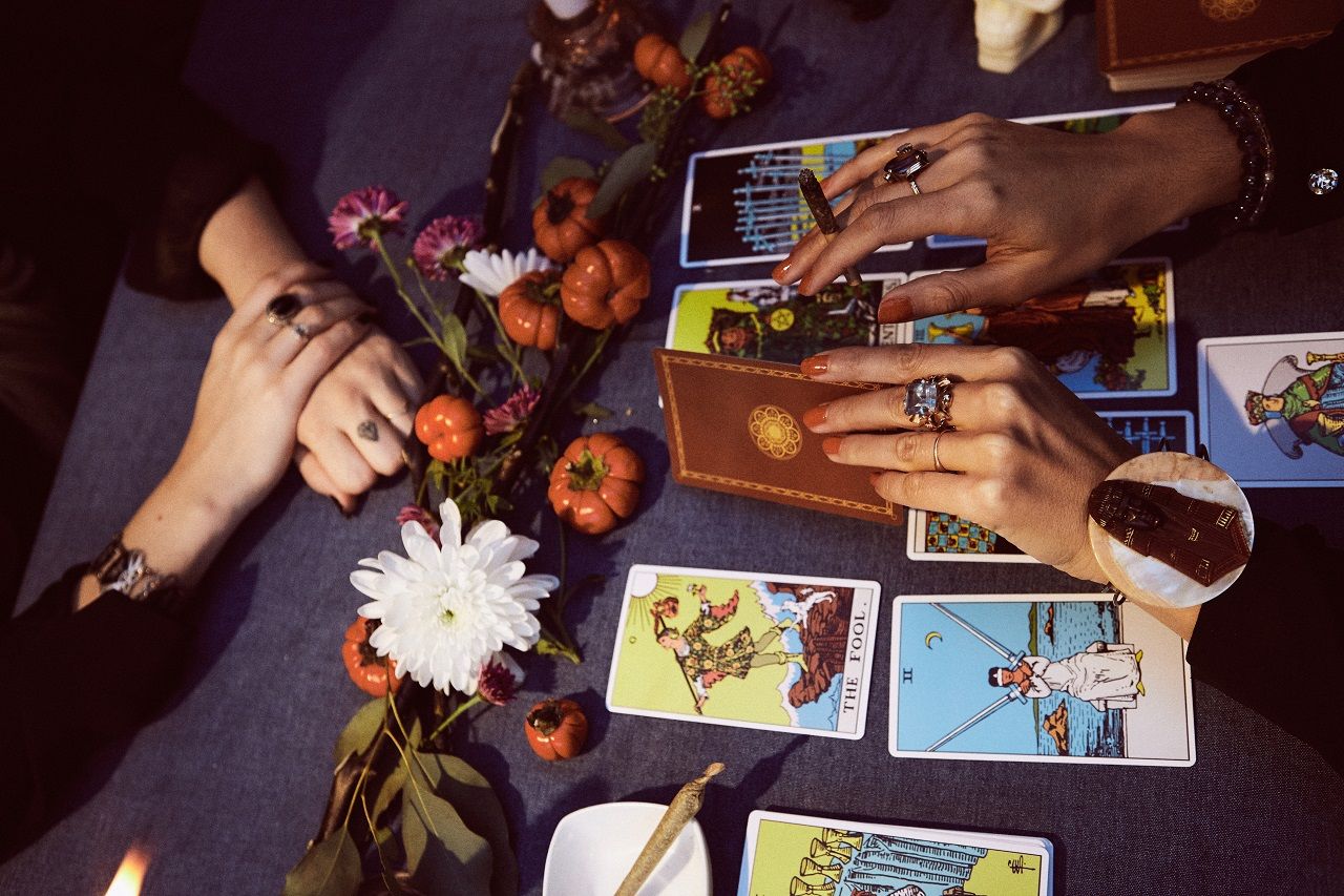 เหตุผลที่ผู้หญิงส่วนใหญ่ชอบดูดวงก็เพราะต้องการให้หมอดู หรือการเปิดไพ่ช่วยตัดสินใจแทนในสิ่งที่ตนเองยังเลือกไม่ได้ ภาพจาก iStock