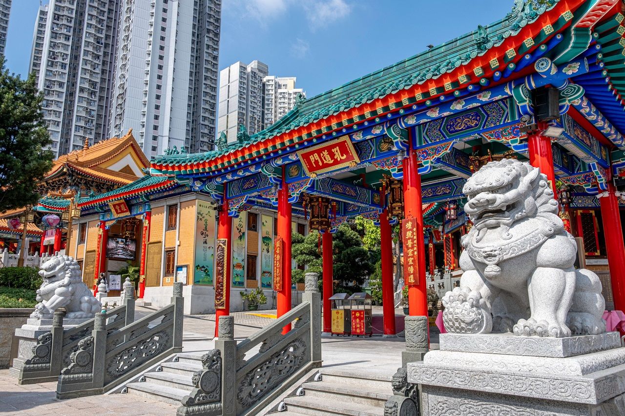 วัดหวังต้าเซียน หรือ หว่องไท่ซิน (Wong Tai Sin) ในภาษากวางตุ้ง ถือเป็นวัดที่คนไทยรู้จักกันดีจากการผูกด้ายแดงเพื่อขอเนื้อคู่ ภาพจาก iStock 