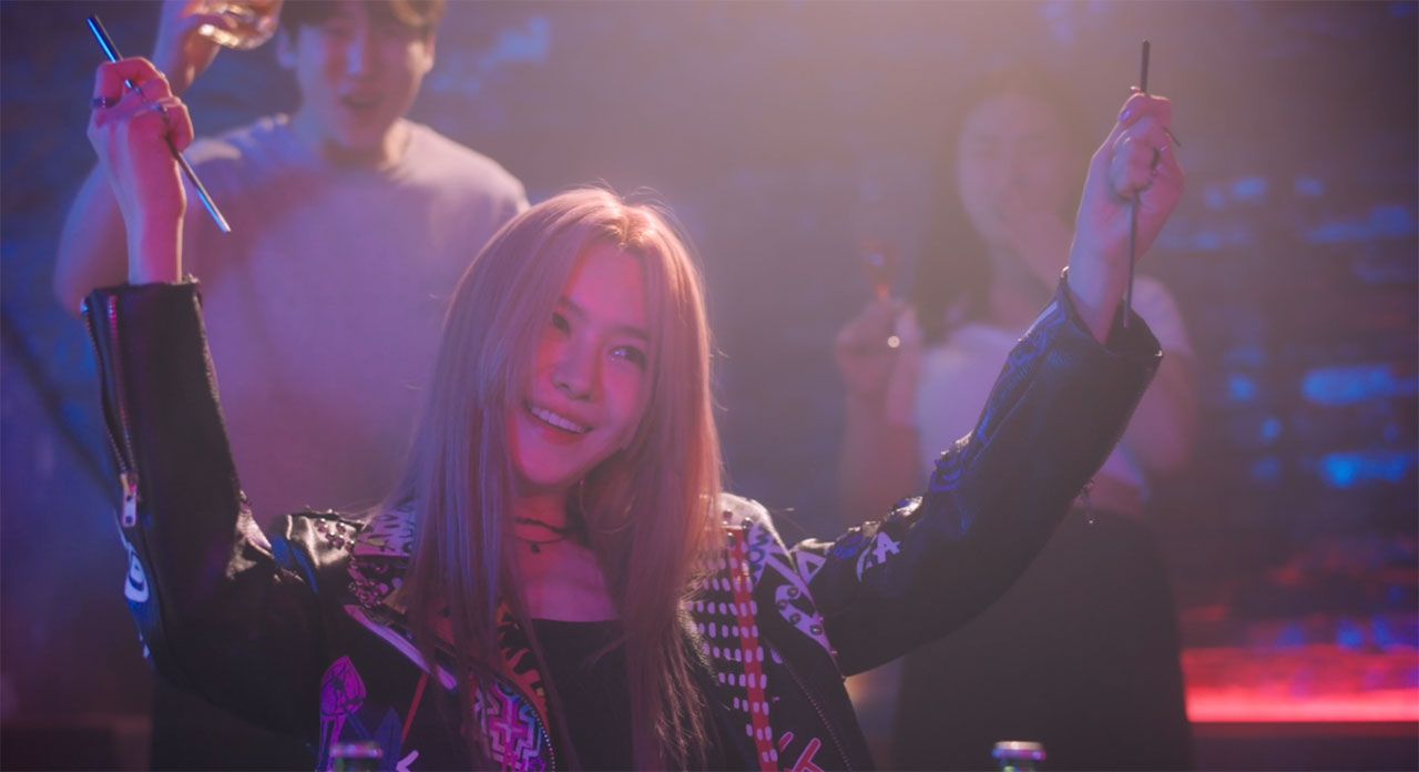 ซูยอง รับบทโดย (แพร-แพรเพชร อุดมศาสตร์พร) ผู้จัดการวง รักการทำงาน 