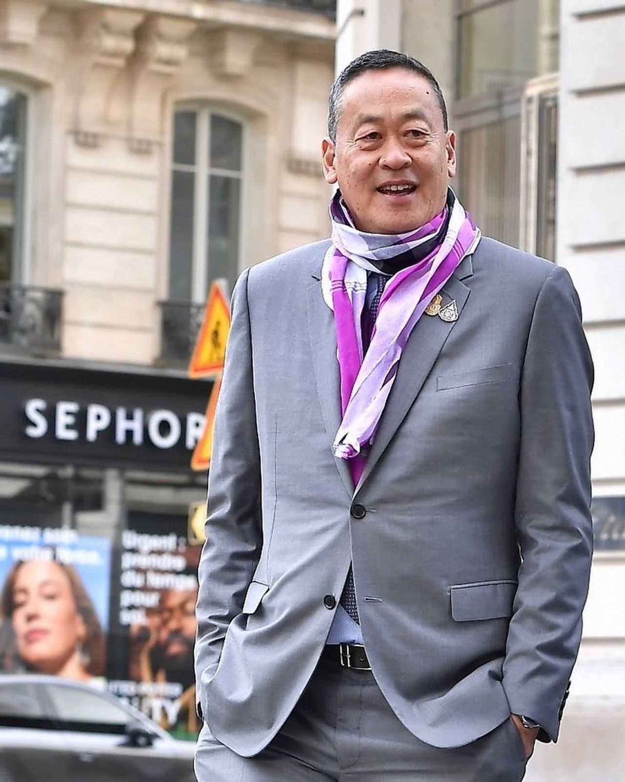 นายเศรษฐา ทวีสิน นายกฯ เลือกผ้าขาวม้าจากกาฬสินธุ์มาพันคอขณะทำภารกิจเยือนประเทศฝรั่งเศส ภาพจาก IG @sretthathavisin