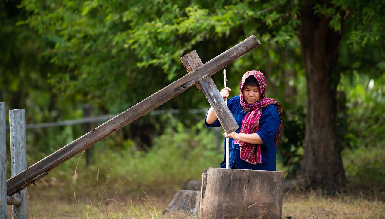 ผ้าขาวม้า เป็นภูมิปัญญาท้องถิ่นสารพัดประโยชน์ที่ใช่ได้หลากหลายรูปแบบ และใช้ได้กับคนทุกเพศทุกวัย ภาพจาก iStock