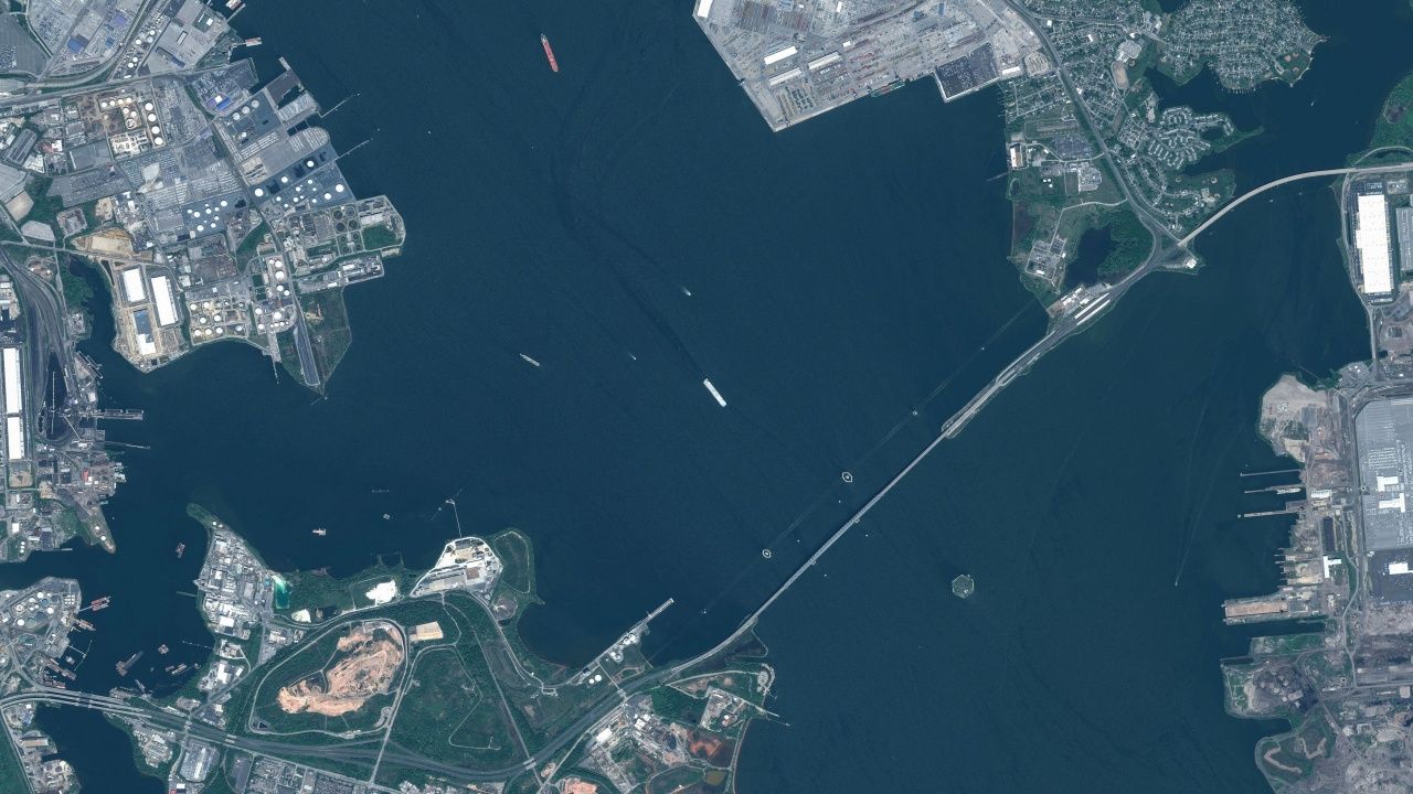 ภาพถ่ายดาวเทียม แสดงให้เห็นความยาวของสะพานฟรานซิสโก คีย์ บริดจ์ ที่มีความยาวร่วม 2.5 กิโลเมตร ทอดข้ามแม่น้ำปาแทปสโก ในเมืองบัลติมอร์ รัฐแมริแลนด์ ก่อนโดนเรือบรรทุกสินค้าพุ่งชนจนสะพานถล่มเมื่อ 26 มีนาคม 2567