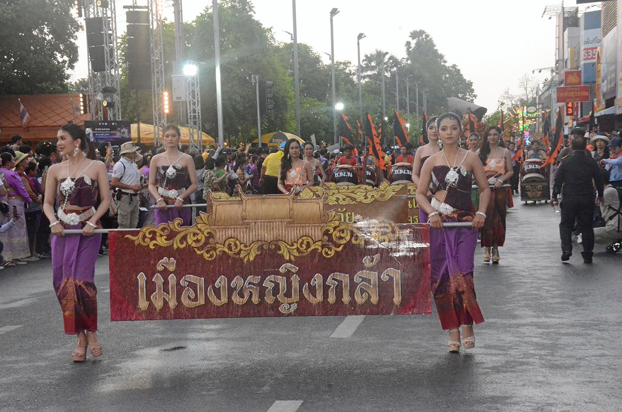 ริ้วขบวนถือป้าย “เมืองหญิงกล้า” ในขบวนเปิดงาน “ฉลองวันแห่งชัยชนะของท้าวสุรนารี (งานย่าโม) ประจำปี 2567” ซึ่งจัดยิ่งใหญ่ถึง 3 เม.ย.