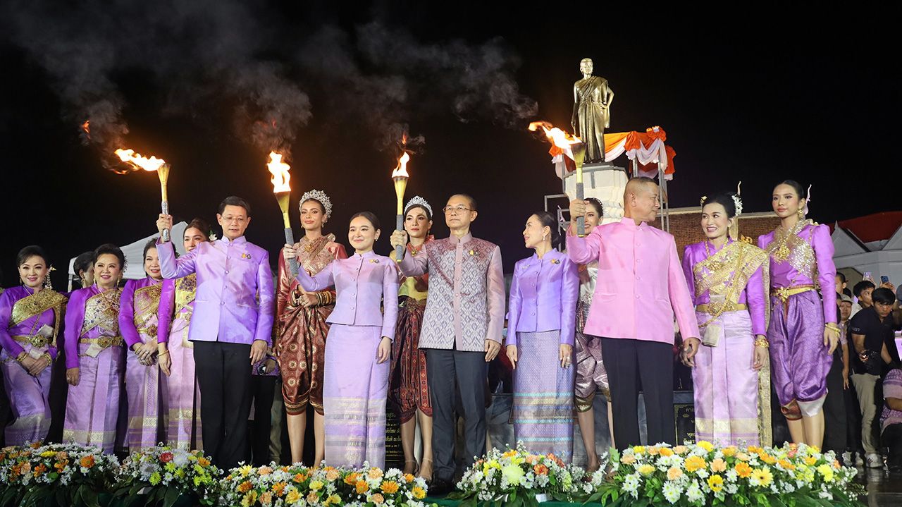 นายเทวัญ ลิปตพัลลภ ที่ปรึกษานายกรัฐมนตรี น.ส.สุดาวรรณ หวังศุภกิจโกศล รมว.การท่องเที่ยวและกีฬา นายสยาม ศิริมงคล และดร.ยลดา หวังศุภกิจโกศล นายก อบจ.นครราชสีมา ร่วมถือคบเพลิง 4 มุมเมือง.