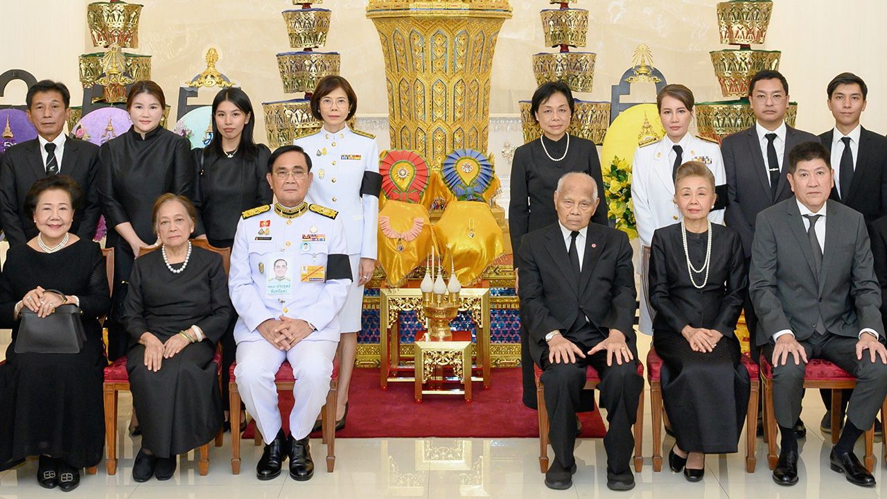 สู่สุคติ  -  พล.อ.ประยุทธ์ จันทร์โอชา องคมนตรี เป็นประธานในพิธีพระพิธีธรรมสวดพระอภิธรรมศพ พล.ต.นพ.บัวจันทร์ สกุลณะมรรคา สามี ผศ.สุมนา สกุลณะมรรคา โดยมี พล.อ.อู้ด เบื้องบน, ดร.สุธาสินี นิติสาครินทร์ และ พรสรร กำลังเอก มาร่วมในพิธีด้วย ที่วัดมกุฏกษัตริยาราม วันก่อน.