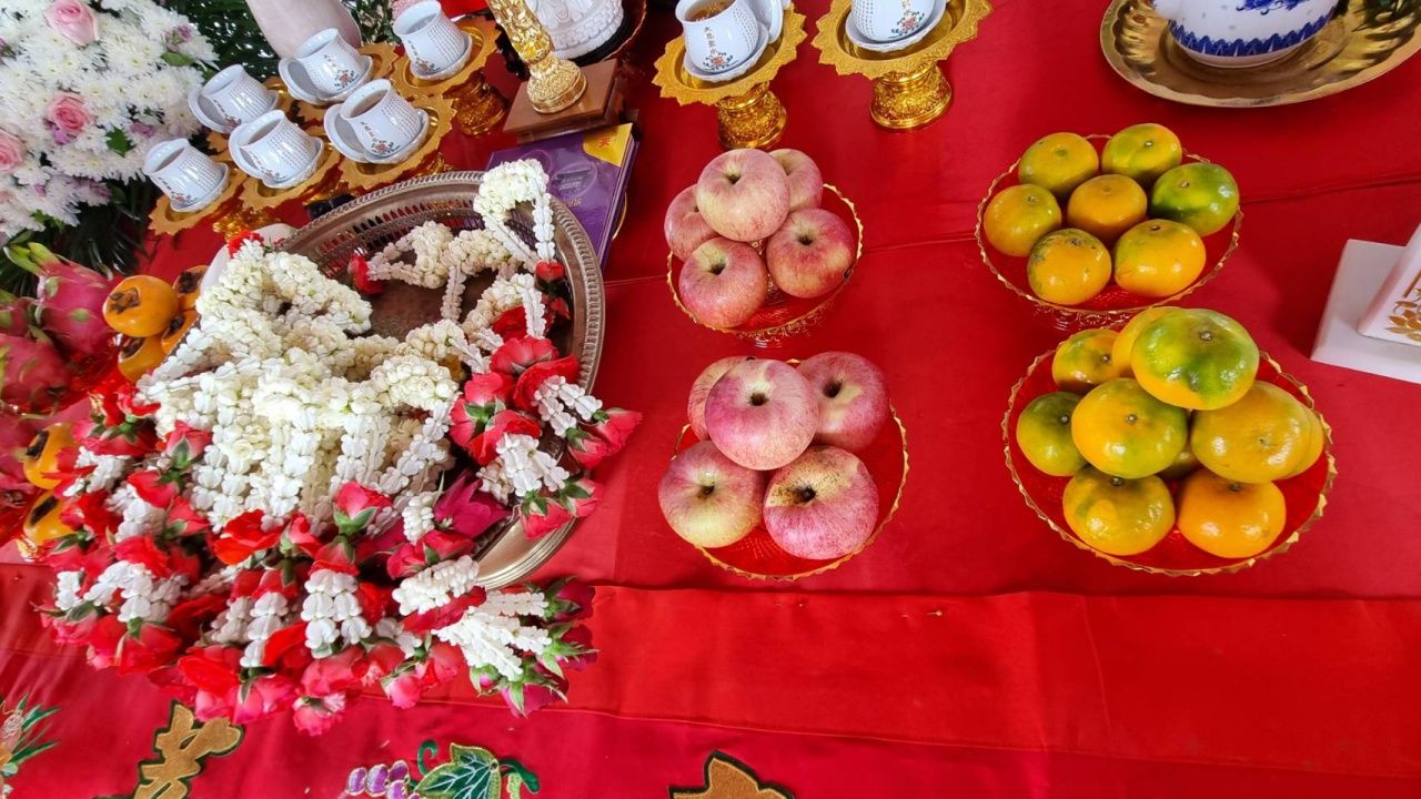 พวงมาลัยของหอม ผลไม้มงคล น้ำชา หรือน้ำสะอาด