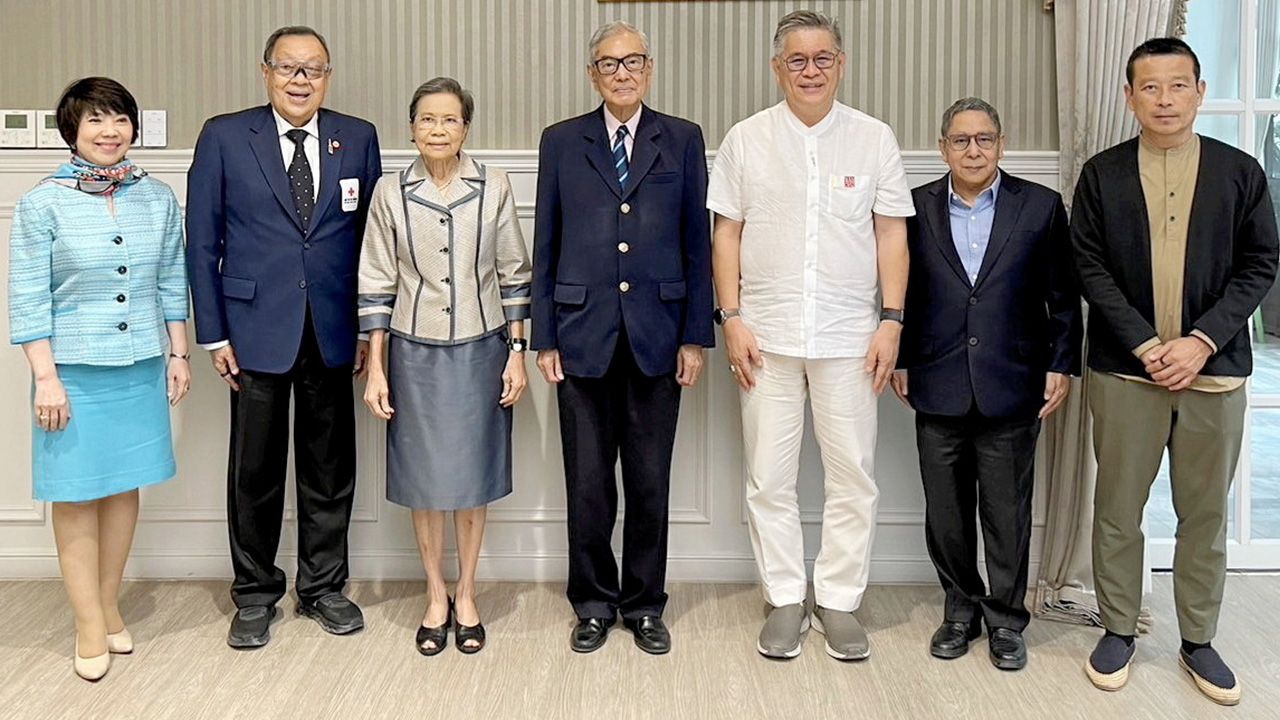 ไทย–ภูฏาน เตช บุนนาค, คุณหญิงชฎา วัฒนศิริธรรม, ขรรค์ ประจวบเหมาะ, วันชัย รวยอารี, ม.ร.ว.รุจยาภา อาภากร และ วินิจ เลิศรัตนชัย ร่วมหารือเพื่อเตรียมการจัดโครงการเฉลิมพระเกียรติ 72 พรรษา ร่วมสืบสานมรดกทางพุทธศาสน์ ไทย-ภูฏาน ที่สภากาชาดไทย วันก่อน.