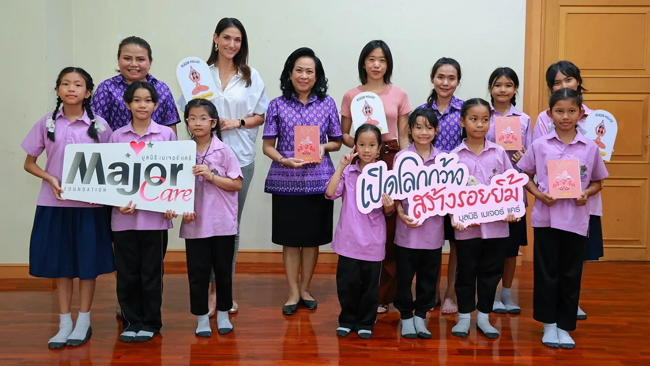 ตอบแทนสังคม  -  วิรชา พูลวรลักษณ์ จาก มูลนิธิเมเจอร์ แคร์ และ ซินดี้ สิรินยา บิชอพ จาก Vira X Cindy Bishop จัดกิจกรรมเวิร์กช็อปให้ความรู้น้องๆ เยาวชนหญิงผ่านหนังสือ “My Cycle Journal” โดยมี ศรีสุภางค์ พงษ์ศิริ ผู้อำนวยการโรงเรียนวัดปทุม วนารามฯ ให้การต้อนรับ ณ โรงเรียนวัดปทุมวนารามฯ กรุงเทพมหานคร วันก่อน.