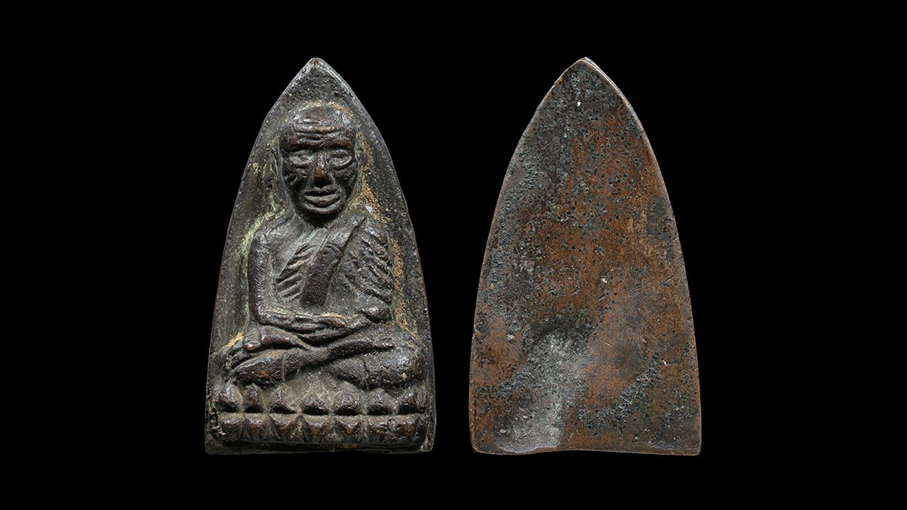 รูปหล่อหลังเตารีด พิมพ์ใหญ่ A พ.ศ.๒๕๐๕ หลวงปู่ทวด วัดช้างให้ ของ เฉิน รังเทพ.