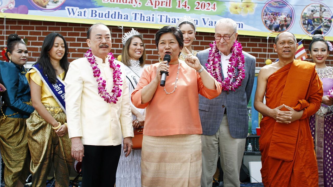 สืบสานประเพณี  -  พระครูวิทูรธรรมประกาศ (มหาถวิล) เจ้าอาวาสวัดพุทธไทยถาวรวนาราม นิวยอร์ก สหรัฐฯ และ วีระชาติ โภคพูนพิพัฒน์ ร่วมจัดงานสงกรานต์ ปี 2567 มี สมใจ ตะเภาพงษ์ กสญ. ณ นครนิวยอร์ก เปิดงาน.