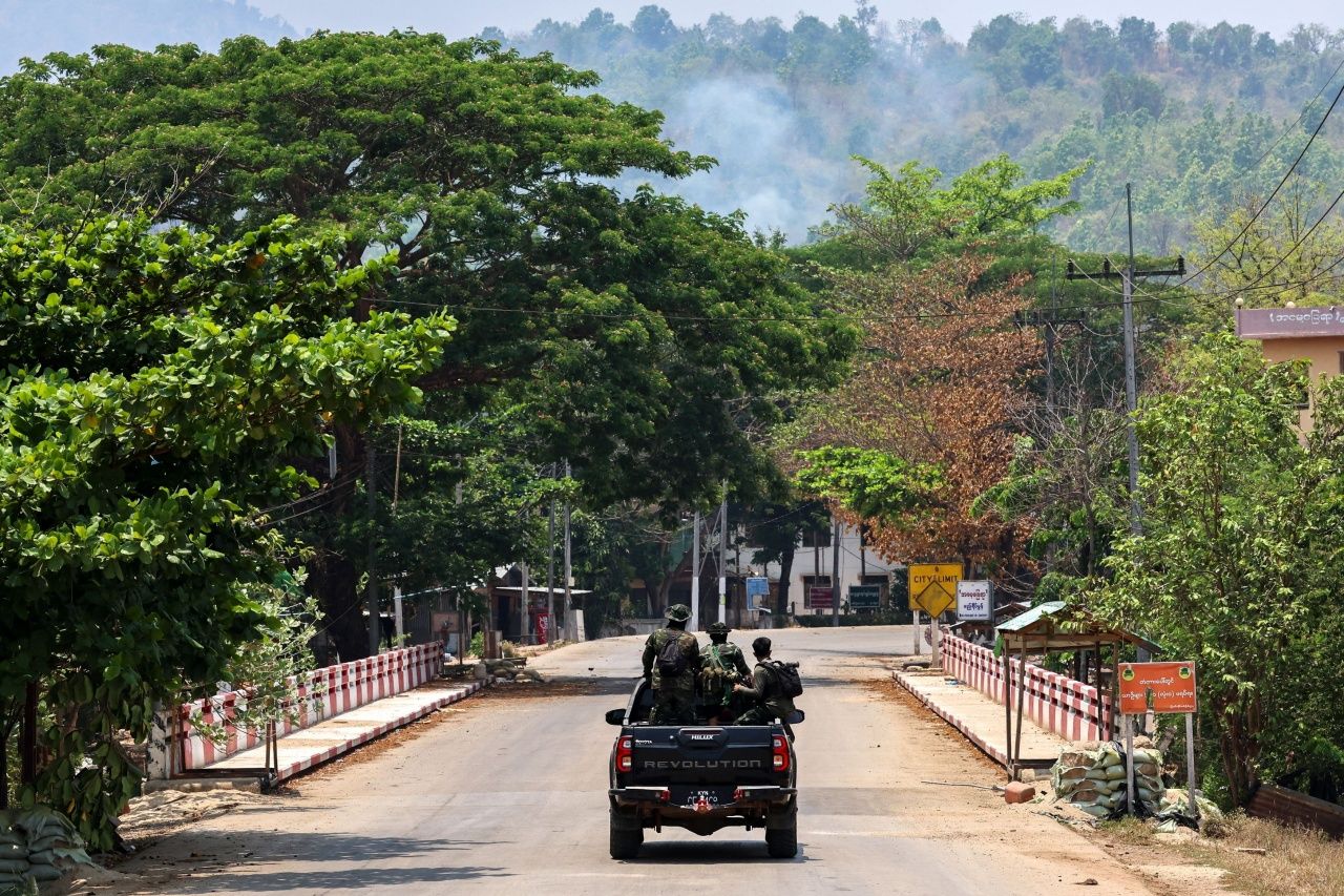 ทหารกะเหรี่ยงขับรถลาดตระเวณในเขตเมืองเมียวดี หลังยึดเมืองเมียวดีได้สำเร็จเมื่อ 10 เมษายน 2567