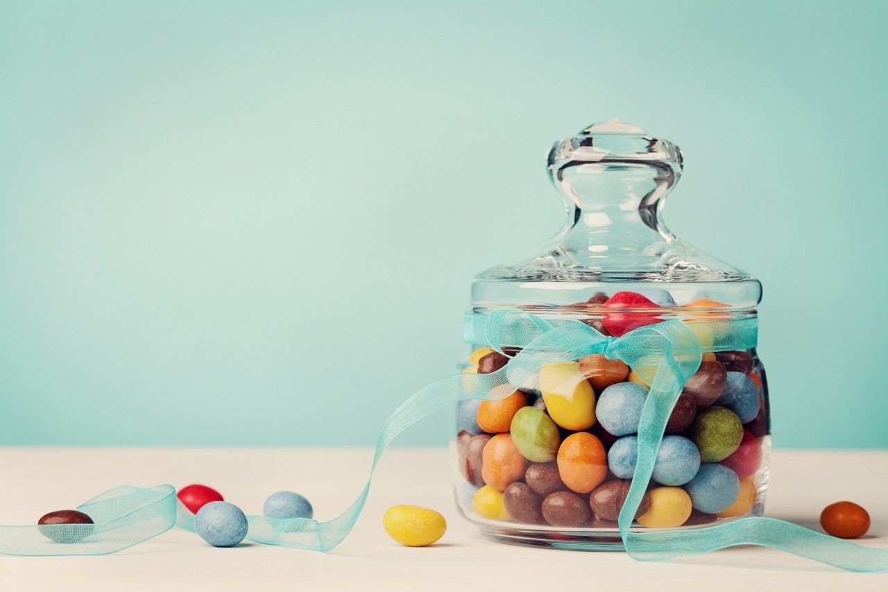 การกินลูกอมหรือของหวานอื่นๆ จะช่วยแก้อาการภาวะน้ำตาลต่ำได้ (ภาพจาก iStock)