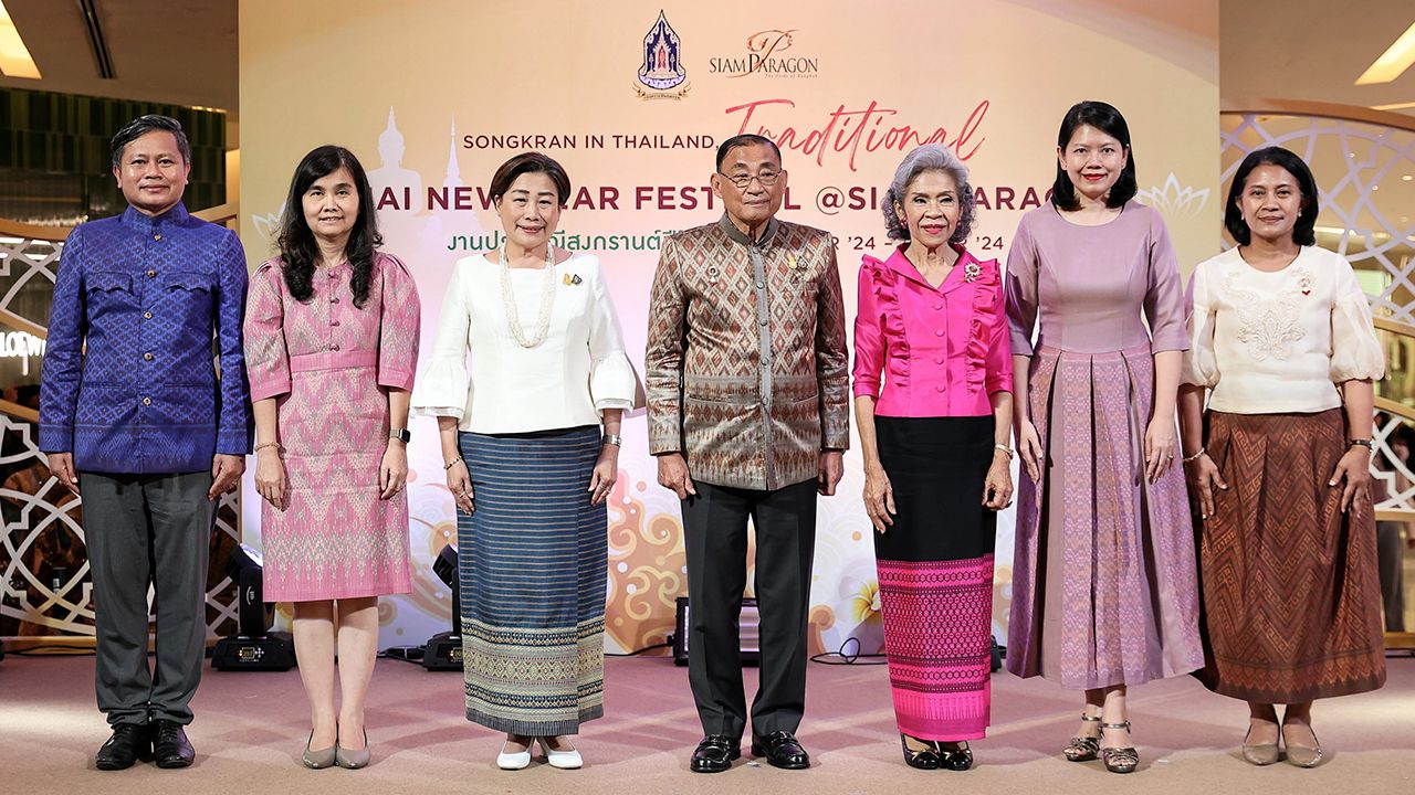 สิริมงคล  -  เสริมศักดิ์ พงษ์พานิช และ โสภิดา กิติโกมลสุข จัดงาน “ประเพณีสงกรานต์ปีใหม่ไทย” พร้อมอัญเชิญพระพุทธรูปเกี่ยวข้องกับพญานาคมาให้สักการบูชาเพื่อความเป็นสิริมงคล โดยมี ระเบียบรัตน์ พงษ์พานิช และ ยุพา ทวีวัฒนะกิจบวร มาร่วมงานด้วย ที่สยามพารากอน วันก่อน.