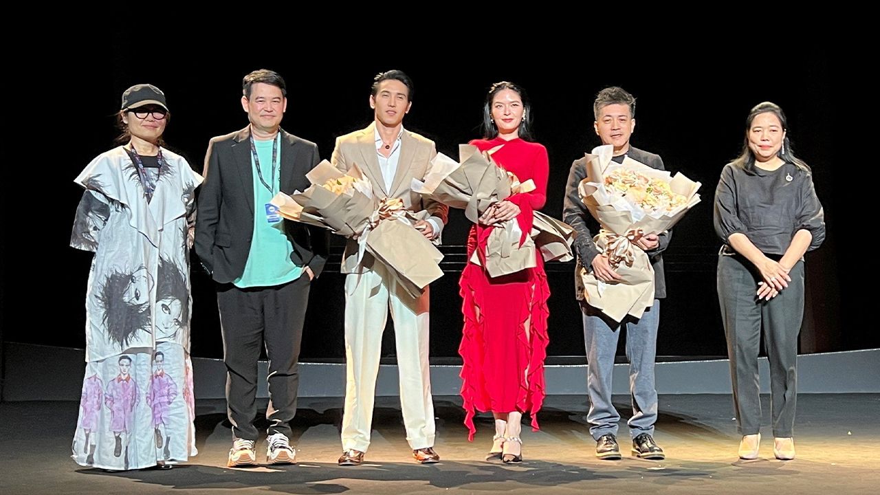 เฉิดฉาย - วสันต์ หอมแสงประดิษฐ์ ผู้บริหาร บริษัท ฮอลลีวู้ด (ไทยแลนด์) และผู้กำกับ หยาง ซู่เผิง นำภาพยนตร์ “ปิดเมืองล่า Pattaya Heat” ไปฉายรอบกาลาฟิล์มในงาน “มหกรรมภาพยนตร์นานาชาตินครโฮจิมินห์ 2024 ” โดยมี วีรกา มุทิตาภรณ์ กงสุลใหญ่ ณ สถานกงสุลนครโฮจิมินห์ ร่วมมอบดอกไม้ให้กับผู้กำกับและทีมนักแสดง จิรายุ ตันตระกูล และ คริสติน กุลสตรี มิชารัล สกี้ ที่โรงละครโฮจิมินห์ วันก่อน.