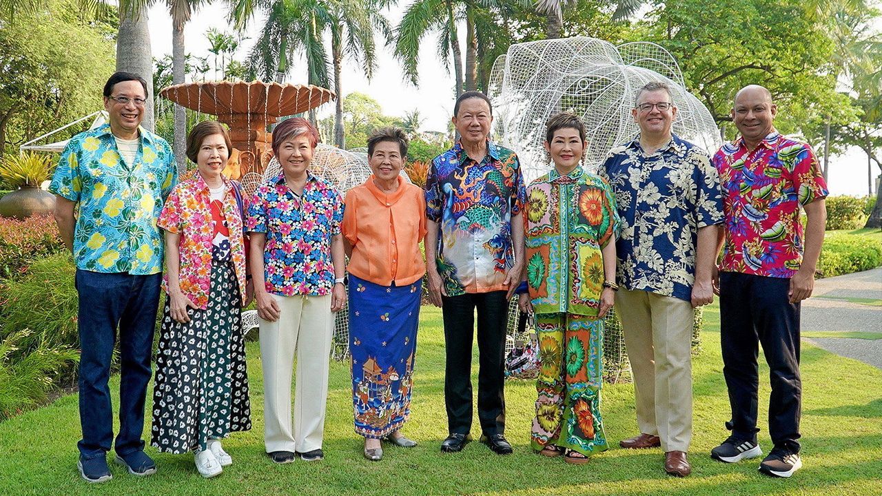 รดน้ำขอพร จรรย์สมร วัธนเวคิน, สนั่น-คุณหญิงณัฐิกา อังอุบลกุล, วรรณสมร วรรณเมธี และ มาร์โก อะวิตาบิเล่ จัดงานรดน้ำขอพรเนื่องในเทศกาลสงกรานต์ โดยมี ฐิตินันท์ วัธนเวคิน, ธีร์ วรรณเมธี และ วิคเตอร์ มาเดเว่น มาร่วมงานด้วย ที่โรงแรมแกรนด์ไฮแอทรีเจนซี่ หัวหิน วันก่อน.