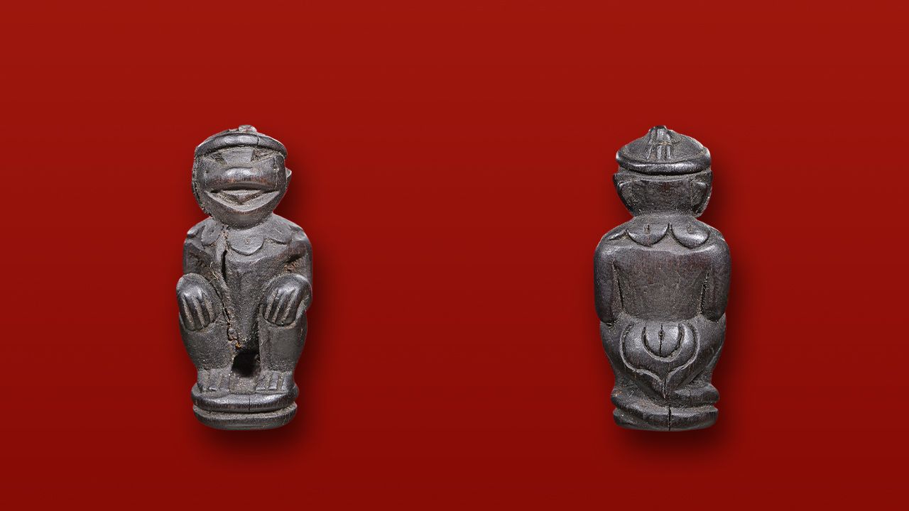 หนุมานไม้แกะ หน้ากระบี่ หลวงพ่อสุ่น วัดศาลากุน ของ นิธิศ นนท์วราเวช.