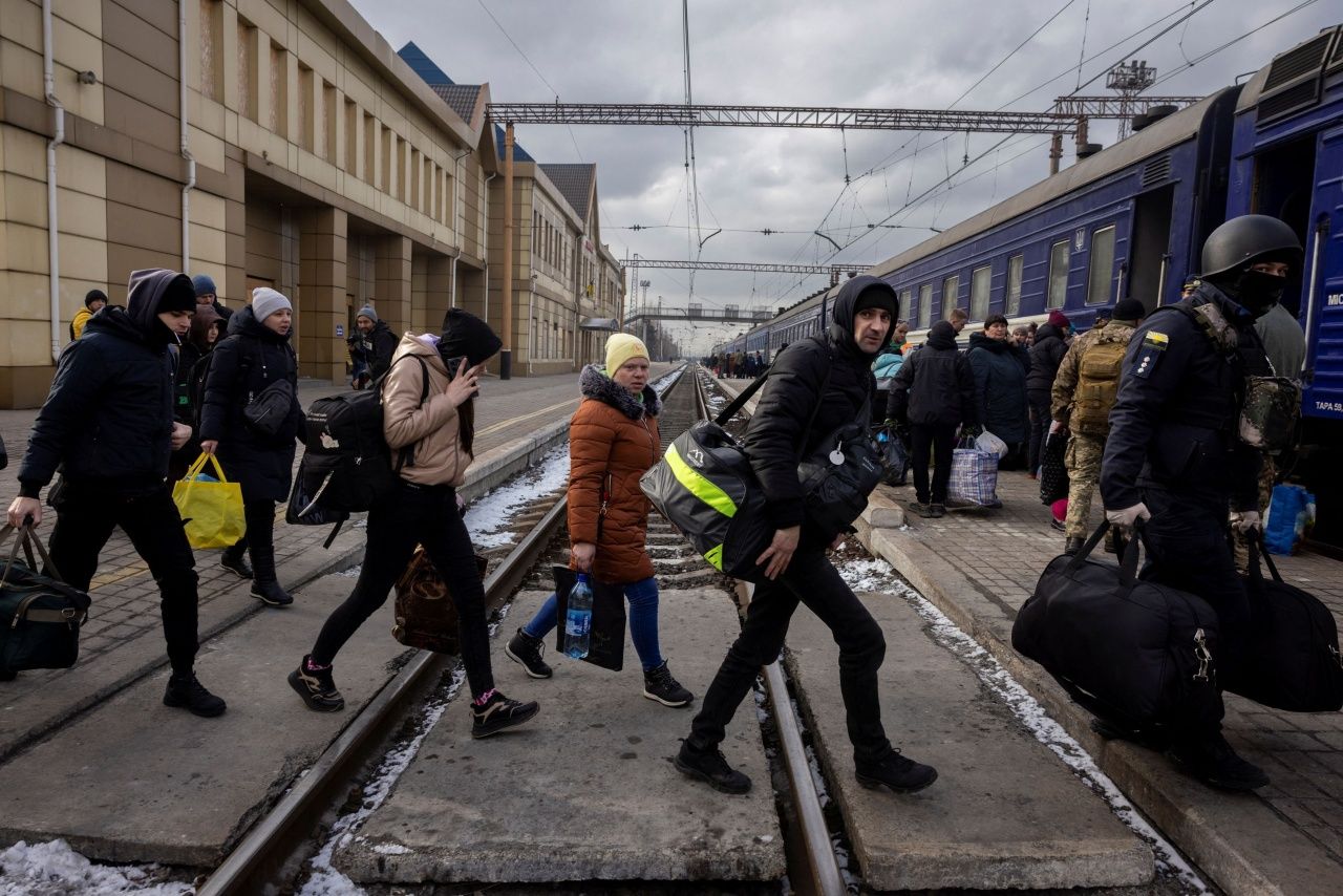 ชาวยูเครนเดินทางมาถึงสถานีรถไฟโปครอฟสก์ ในเมืองโปโครอฟสก์ เพื่อขึ้นรถไฟ อพยพหนีภัยการโจมตีของรัสเซีย ที่ยิงมิสไซล์ถล่มรอบเมืองอัฟดีฟกา เมื่อ 20 ก.พ.2567
