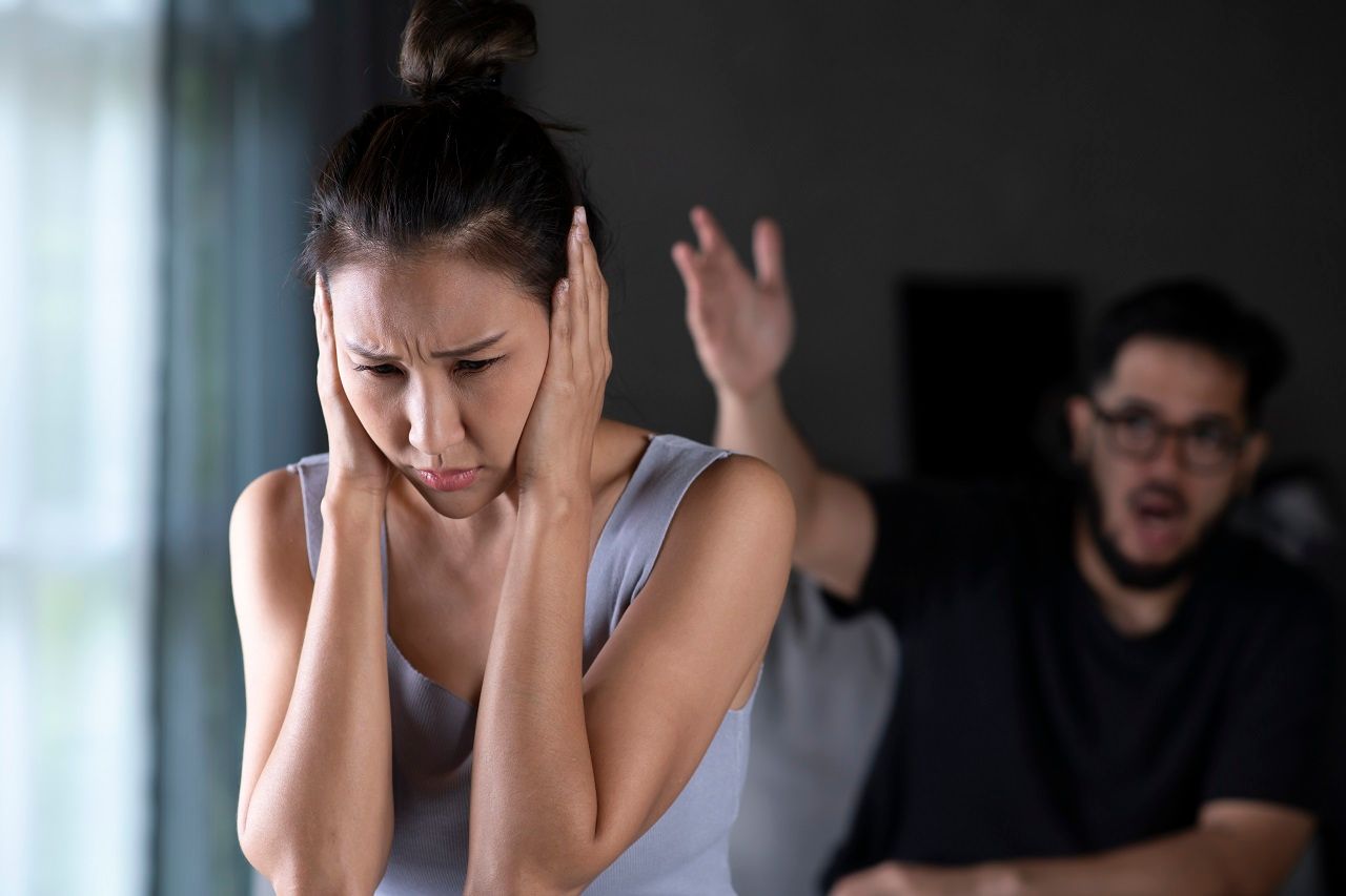 ก่อนตัดสินใจแต่งงานกัน ควรศึกษาดูใจเพื่อดูพฤติกรรมของคนรักให้ดีก่อนว่ามีนิสัยชอบใช้ความรุนแรงหรือไม่ 