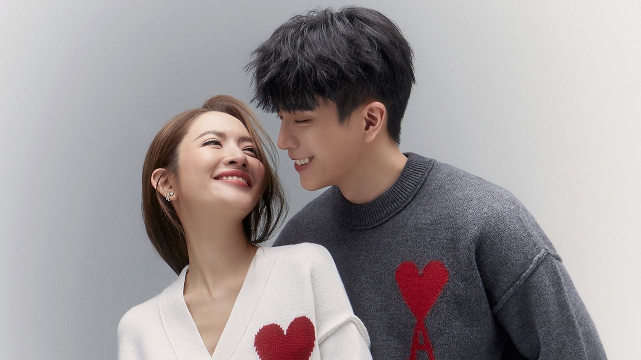 หวานก่อนชนะ แอฟ–ทักษอร และ นนกุล–ชานน โพสต์ภาพจ้องหน้าโอบเอวแมตช์เสื้อคู่ลายหัวใจสีแดงบนอกข้างซ้าย ภาพเดียวหวีดยันวาเลนไทน์ FC ไม่ติดถ้าวันจริงจะหวานกว่านี้...คริๆ.