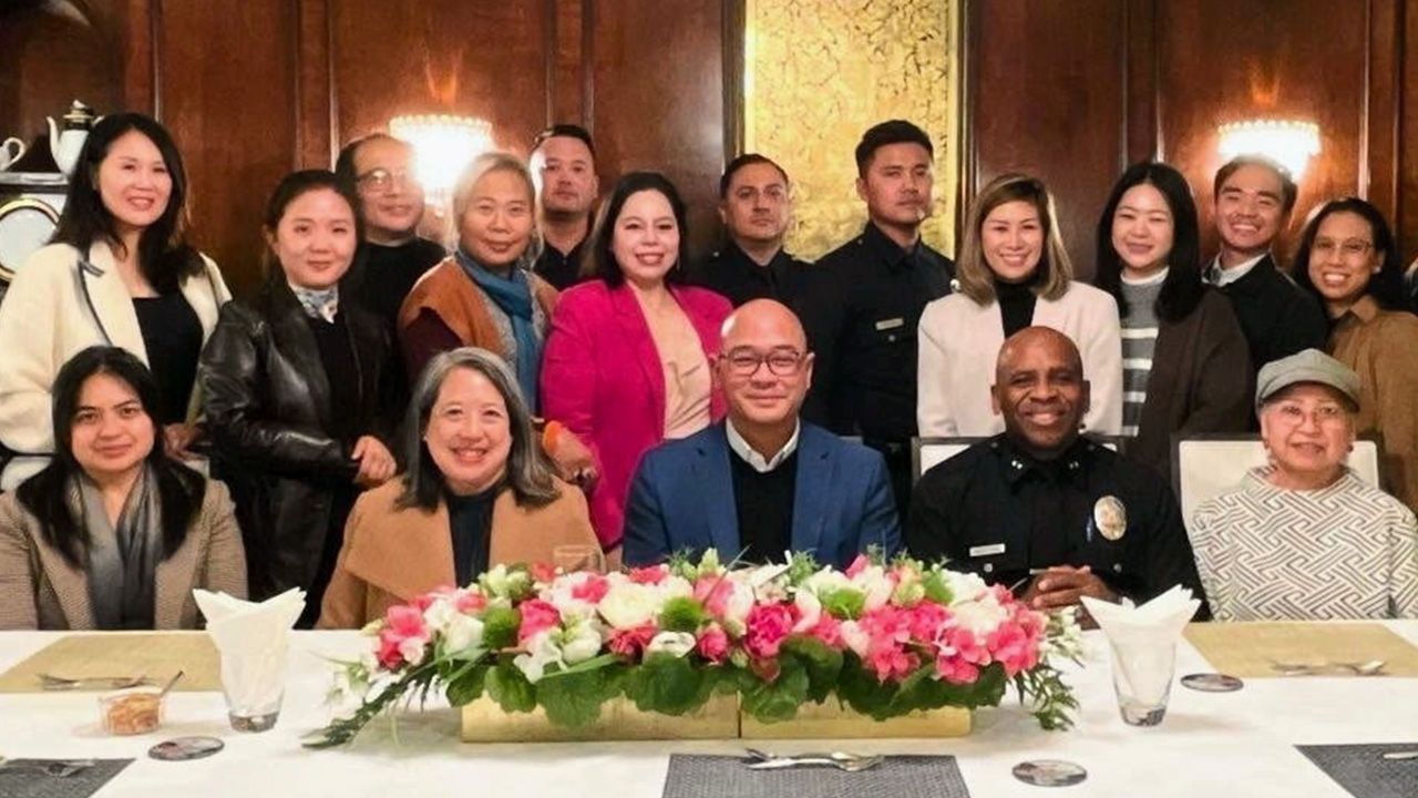 ขอบคุณ ต่อ ศรลัมพ์ กสญ. ณ นครลอสแอนเจลิส สหรัฐฯ จัดเลี้ยงขอบคุณภาคประชาชน ที่ช่วยเหลือดูแลสวัสดิภาพของชุมชนไทยที่ประสบปัญหาในด้านต่างๆ และระดมสมองร่วมมือกันแก้ปัญหา ที่สถานกงสุลใหญ่ฯ.