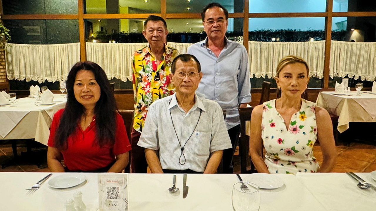 ต้อนรับ ดำฤทธิ์ วิริยะกุล บก.ข่าวภูมิภาคไทยรัฐ ต้อนรับทีมข่าวต่างประเทศ มี ทรงศักดิ์ เขตกิตติคุณ (อิตาลี) วรรณกร เหลืองนภา (เยอรมนี) อรัญญา บุค (สวิส) และ วรรษมน วัฒโรดม (แอฟริกาใต้) ที่ร้าน Sala Rossa กทม.