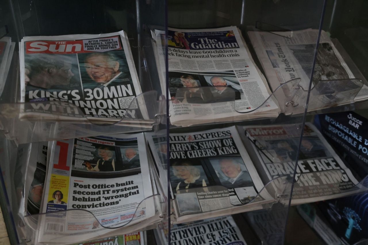 หนังสือพิมพ์แทบลอยด์ในอังกฤษรายงานข่าวพระเจ้าชาร์ลส์ที่ 3 ทรงตรวจพบเป็นมะเร็ง